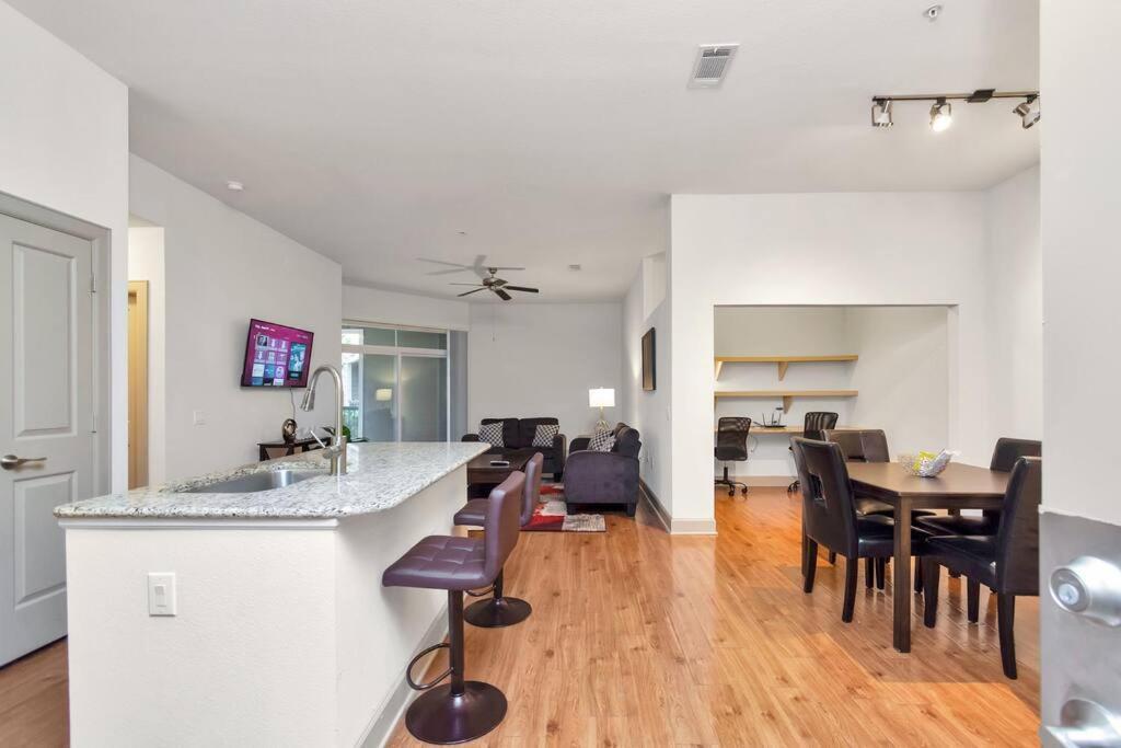Stylish Open Concept Apt With King Bed, Walking Distance From Nrg Texans Stadium, 1 Mile To Med Center, Free Parking Houston Eksteriør bilde