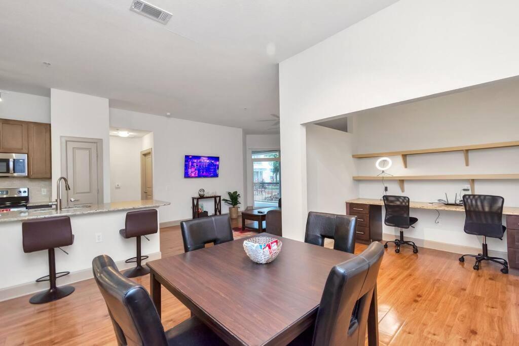 Stylish Open Concept Apt With King Bed, Walking Distance From Nrg Texans Stadium, 1 Mile To Med Center, Free Parking Houston Eksteriør bilde