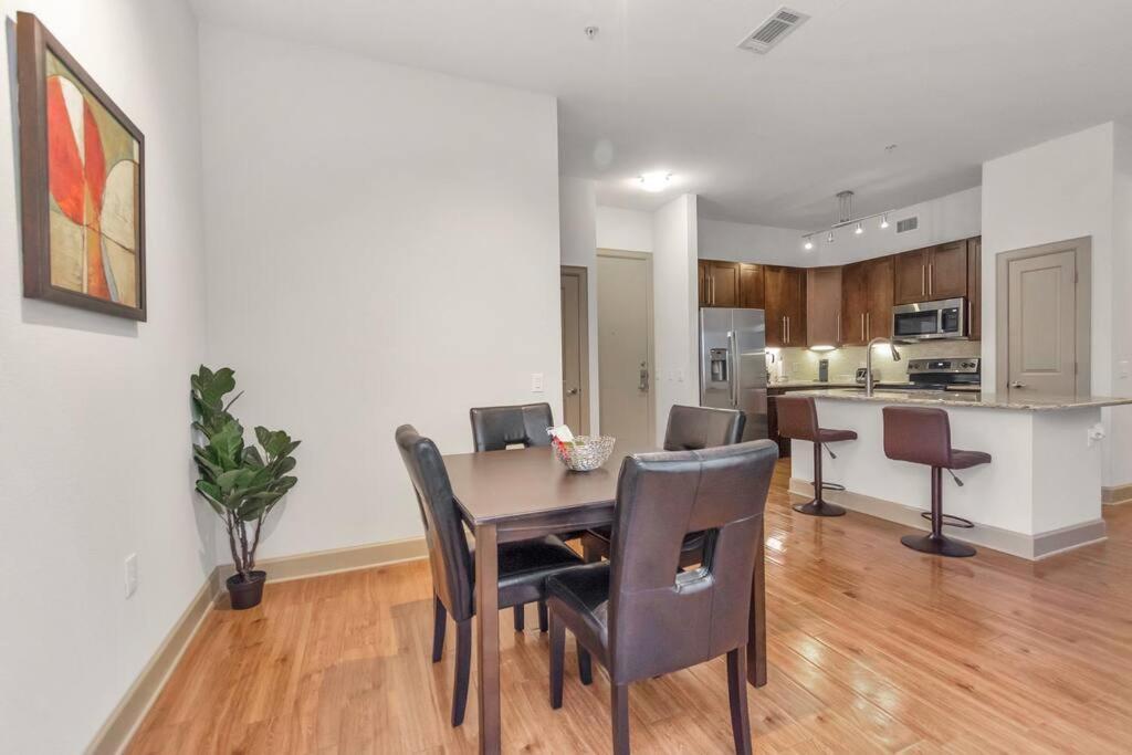 Stylish Open Concept Apt With King Bed, Walking Distance From Nrg Texans Stadium, 1 Mile To Med Center, Free Parking Houston Eksteriør bilde