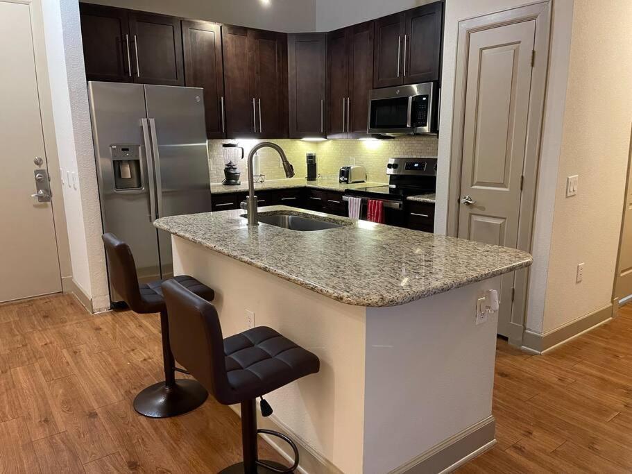 Stylish Open Concept Apt With King Bed, Walking Distance From Nrg Texans Stadium, 1 Mile To Med Center, Free Parking Houston Eksteriør bilde