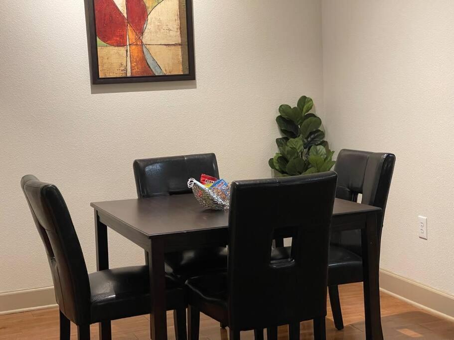Stylish Open Concept Apt With King Bed, Walking Distance From Nrg Texans Stadium, 1 Mile To Med Center, Free Parking Houston Eksteriør bilde