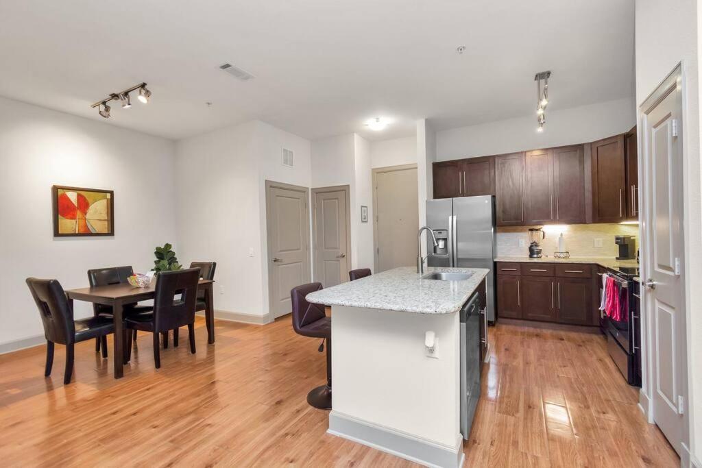 Stylish Open Concept Apt With King Bed, Walking Distance From Nrg Texans Stadium, 1 Mile To Med Center, Free Parking Houston Eksteriør bilde