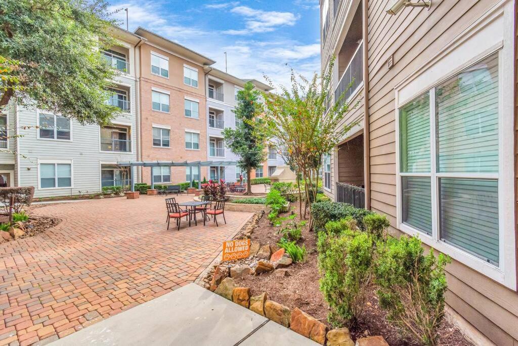 Stylish Open Concept Apt With King Bed, Walking Distance From Nrg Texans Stadium, 1 Mile To Med Center, Free Parking Houston Eksteriør bilde